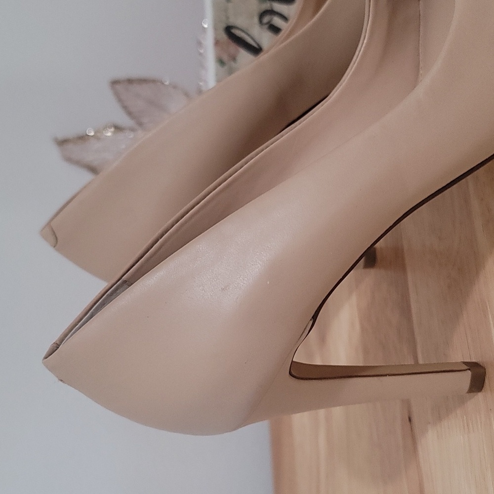 Bannana Republic Cream Stilettos size 7. With a 4 inch heel. Very crisp. - Picture 15 of 17